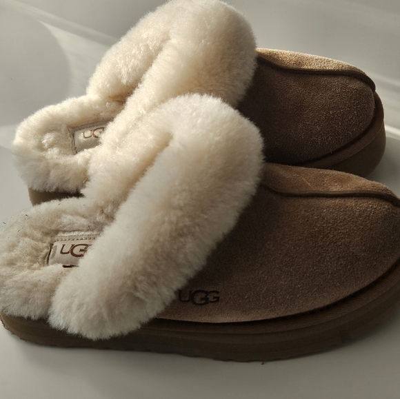 UGG size 7 - Picture 1 of 4
